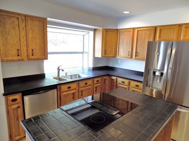 Foto del edificio - Maple Valley Elk Run Community 4 bedroom 2.5 bathroom Home 3 car garage - Available February 1 2026.