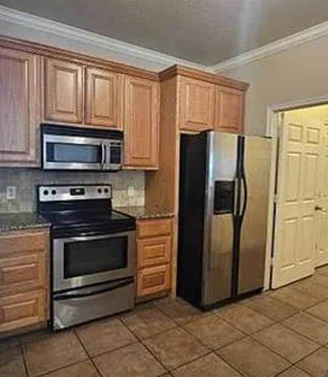 Building Photo - 5 Bedroom Near Campus