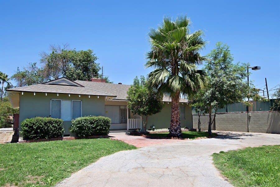 Primary Photo - 23221 Burbank Blvd