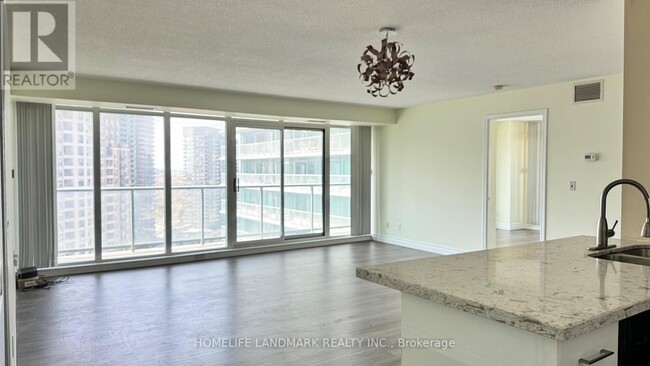 Photo du bâtiment - 5500-5500 Yonge St