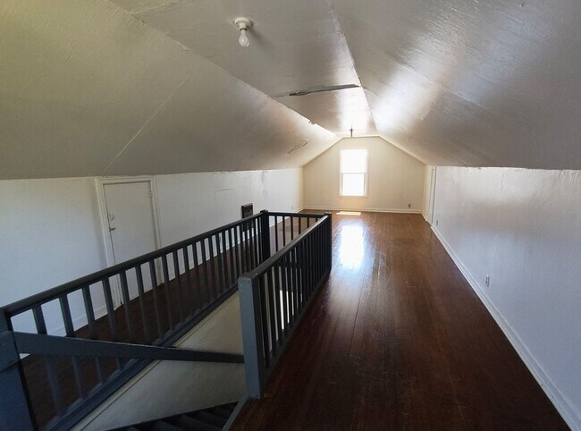 Foto del edificio - Adorable 2 Bedroom 1 Bath House With A Large Bonus Room