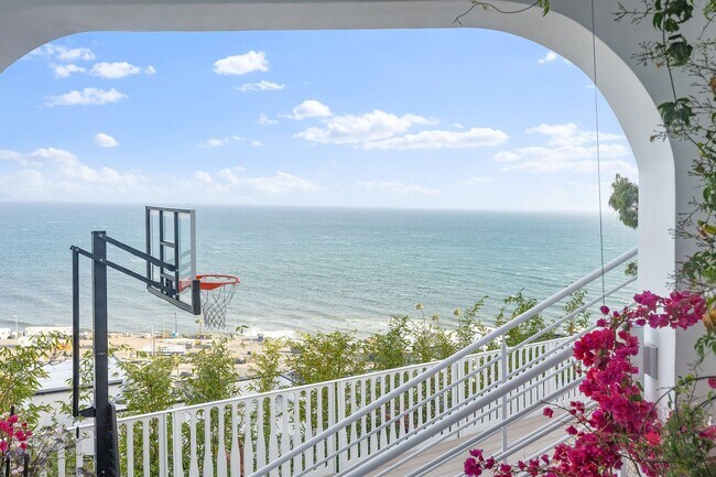 Building Photo - Blue Horizon House