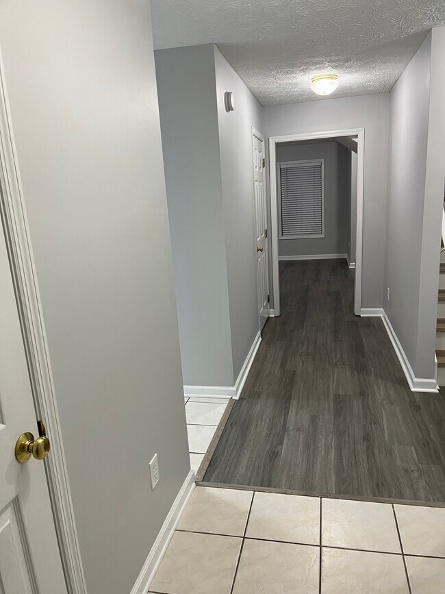 Pasillo de abajo - 1477 N Donahue Dr