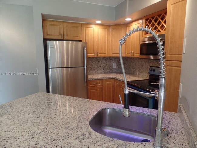 Foto del edificio - 3350 Pinewalk Dr N