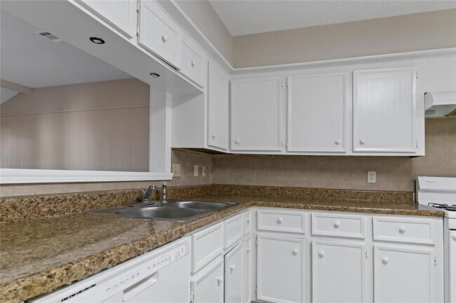 Foto del edificio - 23830 English Oak Dr