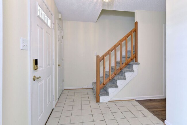 Foto del edificio - Convenient Coventry Home