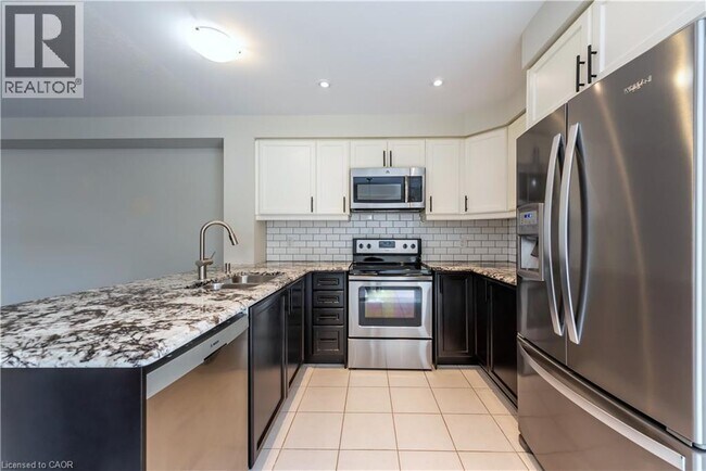 Building Photo - 4 Mayland Trl