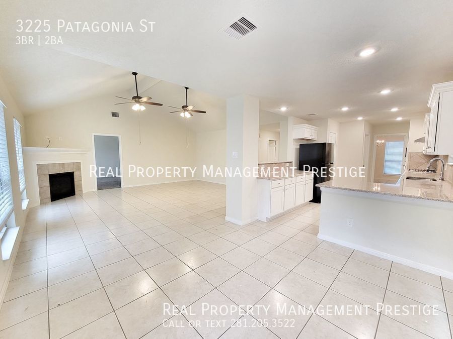 3 bed 2 bath with two oversized garages in... House Rental in League