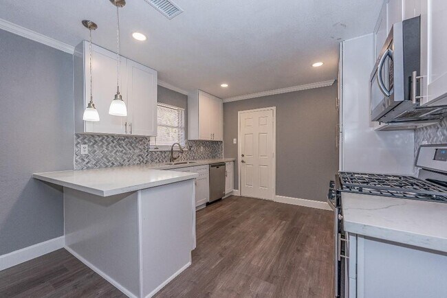 Building Photo - 2414 Dewberry Ln