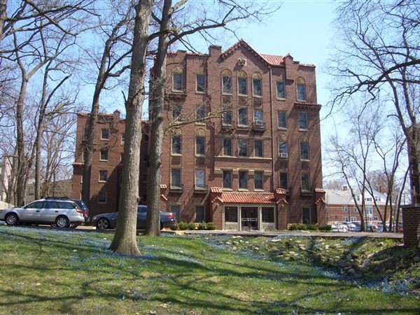 Building Photo - 715 S Forest Ave