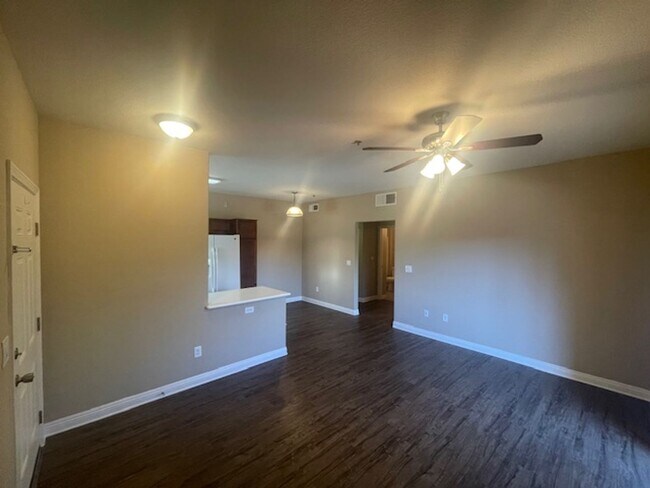 Building Photo - Great 2 Bedroom Downstairs Unit in Gated H...