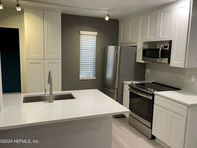 Building Photo - 600 Domenico Cir