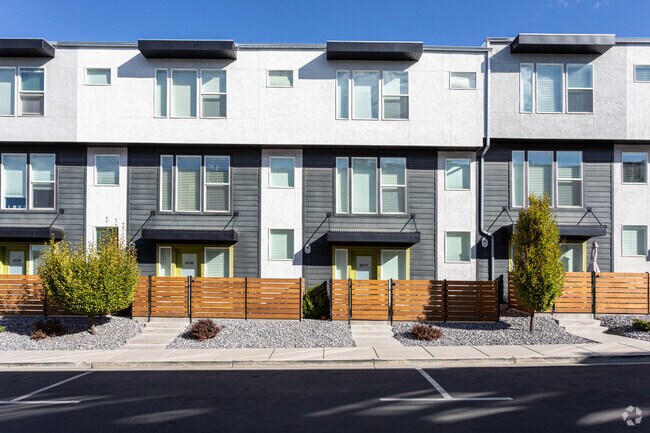 Foto del edificio - Moda Highland Park