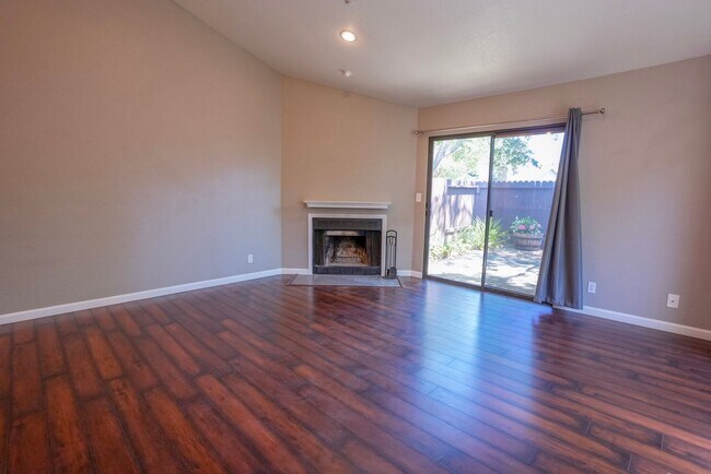 Foto del edificio - Stylish Napa Condo with Vaulted Ceilings &...