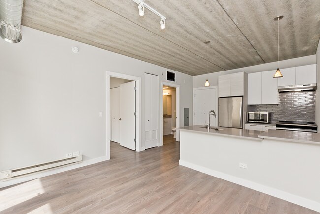 Building Photo - 2407 W Eastwood Ave