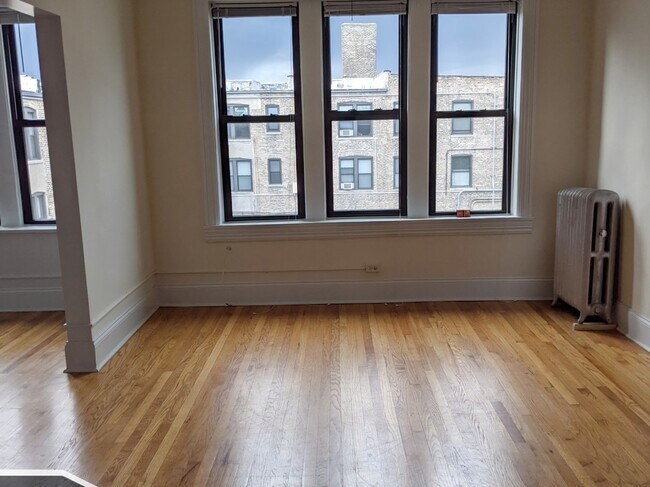 Foto del edificio - 2704 N Sawyer Ave