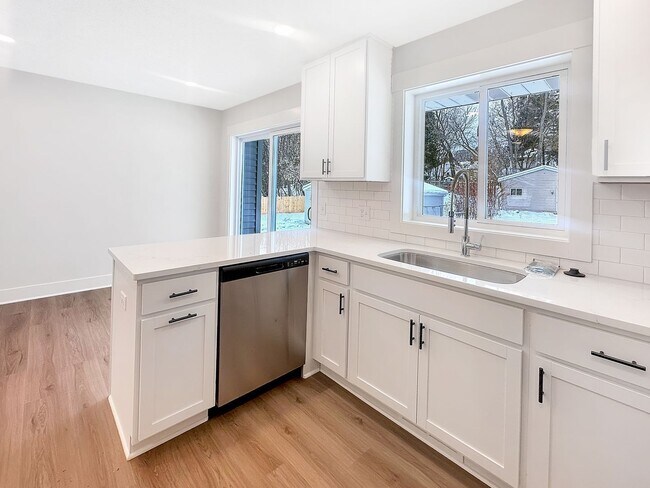 Foto del edificio - 858 Houseman Ave NE