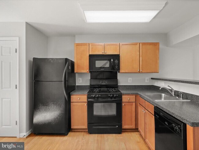 Foto del edificio - 1627 N Van Dorn St