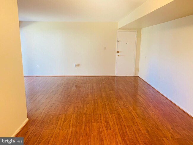 Foto del edificio - 11318 Cherry Hill Rd