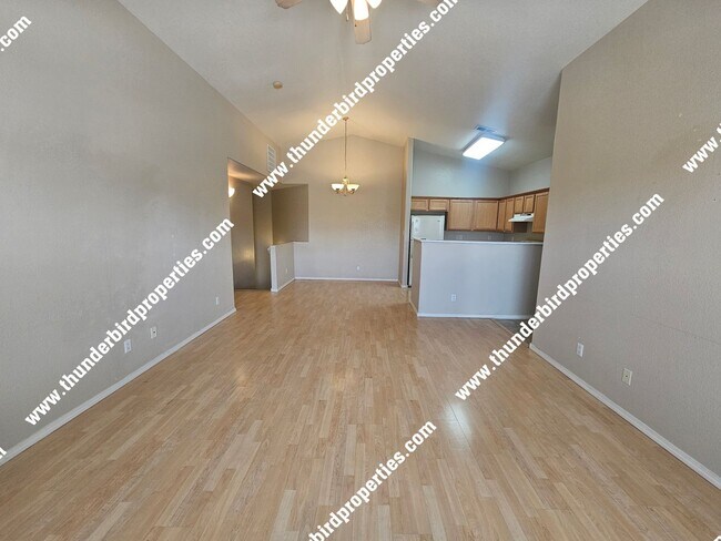 Foto del edificio - Gated Community with Refrigerated Air, 2 B...