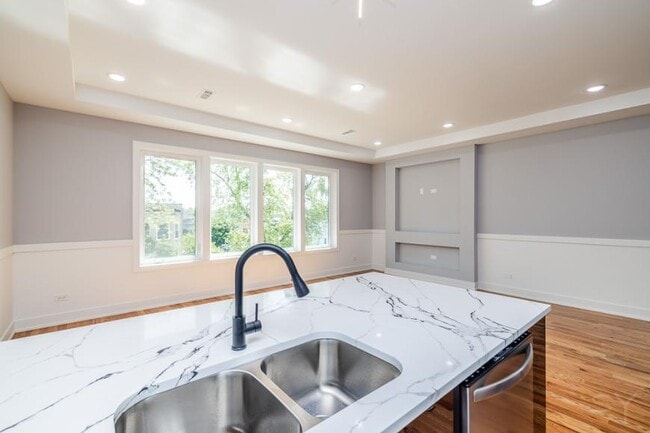 Building Photo - 3 bedroom in Chicago IL 60637
