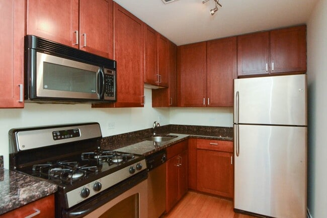 Building Photo - 628 W Wrightwood Ave