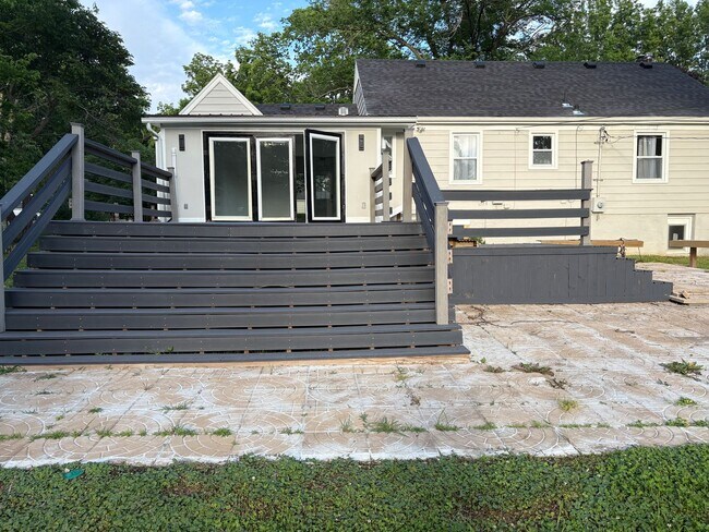 Building Photo - Charming 3-bedroom, 2-bath Cottage on a Sp...
