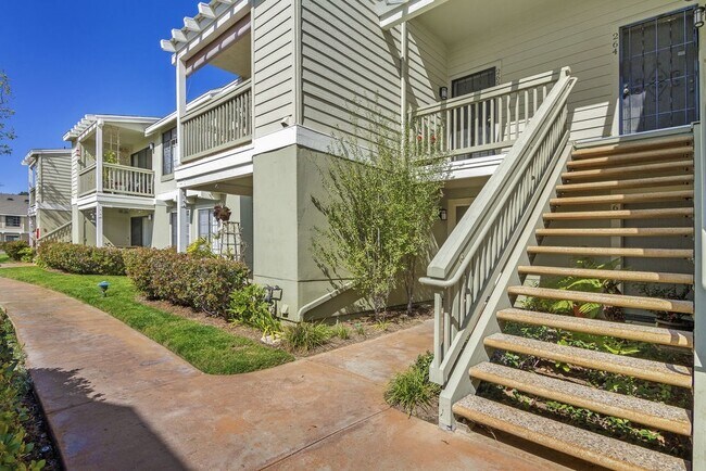 Foto del edificio - Centrally Located Condo at The Lakes of Carmel Valley!