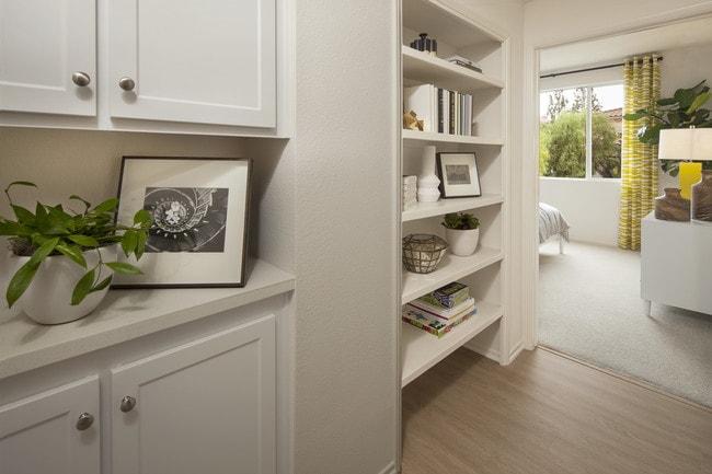 Foto del edificio - Las Flores Apartment Homes