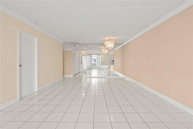 Foto del edificio - 8350 Sands Point Blvd
