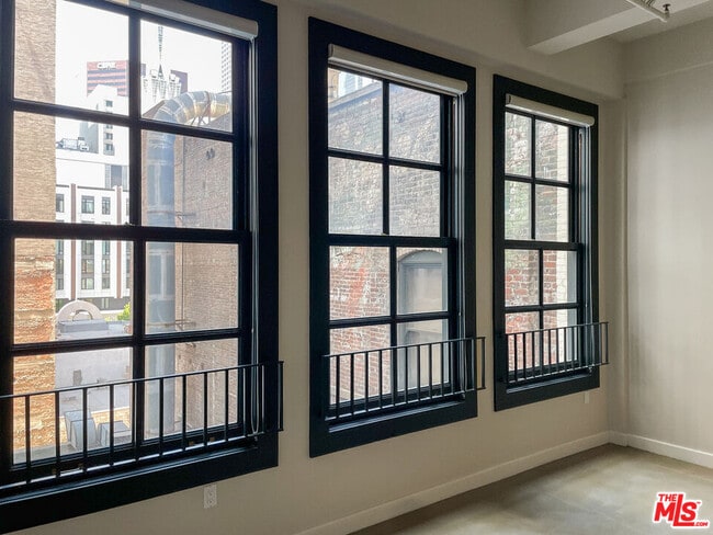 Foto del edificio - 315 W 5th St