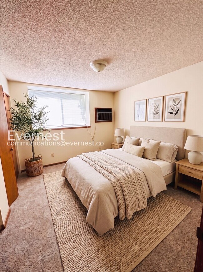 Foto del edificio - 2 Bed, 1 Bath Condo with Modern Amenities / Available Soon!