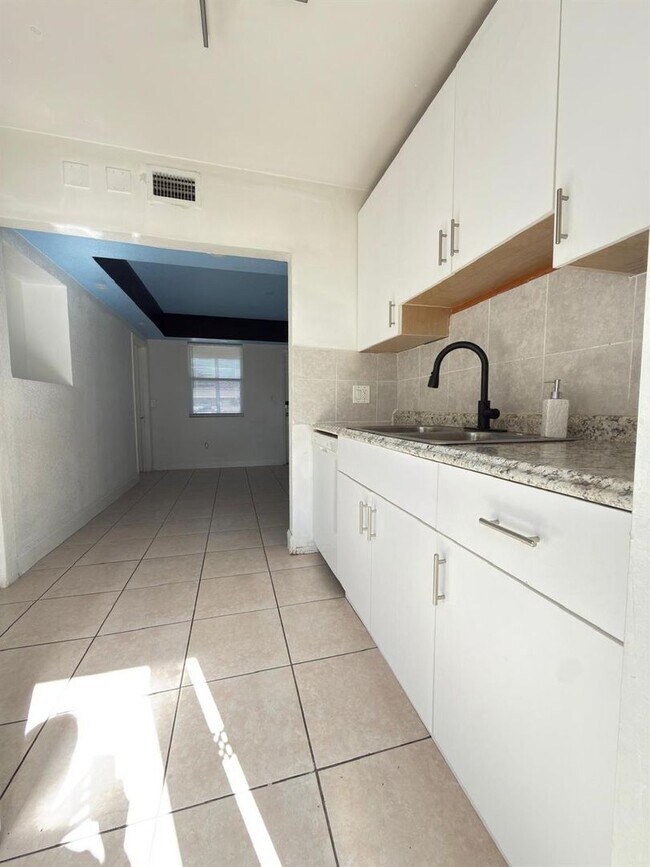 Foto del edificio - 1832 NE 49th St