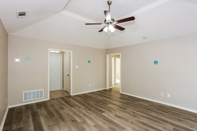Building Photo - 2110 Mesa Wood Dr