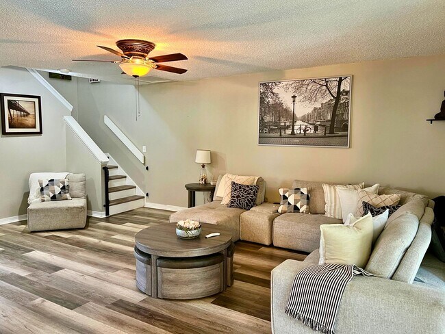 Foto del edificio - Charming 3-Bedroom Home with Modern Upgrad...