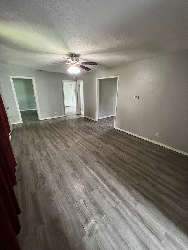 Building Photo - 3 Bedroom/ 1.5 Bath in Rogersville Availab...