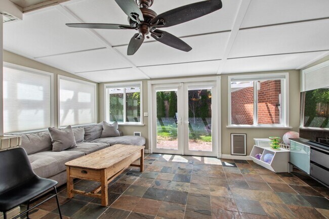 Building Photo - Old Southwest 2 bed / 1 bath / 1 car garag...