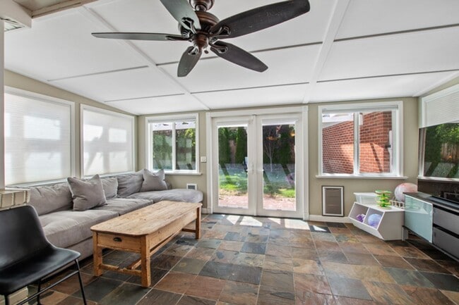 Building Photo - Old Southwest 2 bed / 1 bath / 1 car garage REMODELED & Move In Ready
