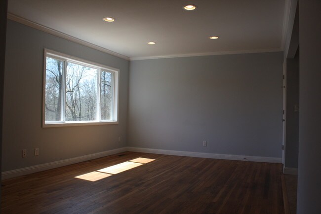 Building Photo - Quiet East Ridge Duplex