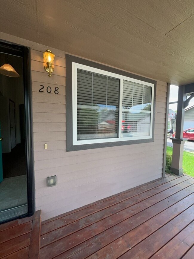 Building Photo - Centrally Located - 3 Bed - 2 Bath - Fenced Yard