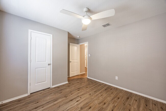 Foto del edificio - 5661 McClelland St