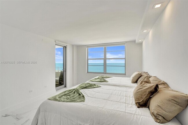 Foto del edificio - 5555 Collins Ave