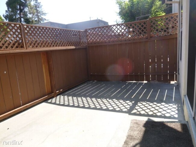 Foto del edificio - 2 br, 2.5 bath House - 19949 Redwood Rd