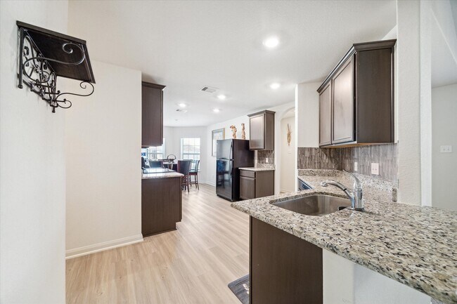 Foto del edificio - 15214 Central Lakes Dr