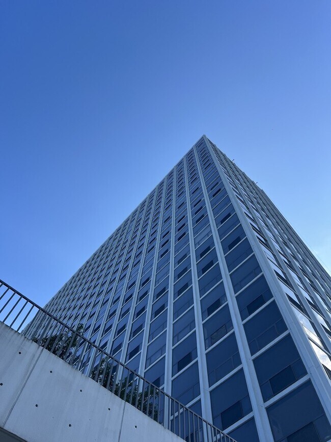 Building Photo - 4343 N Clarendon Ave