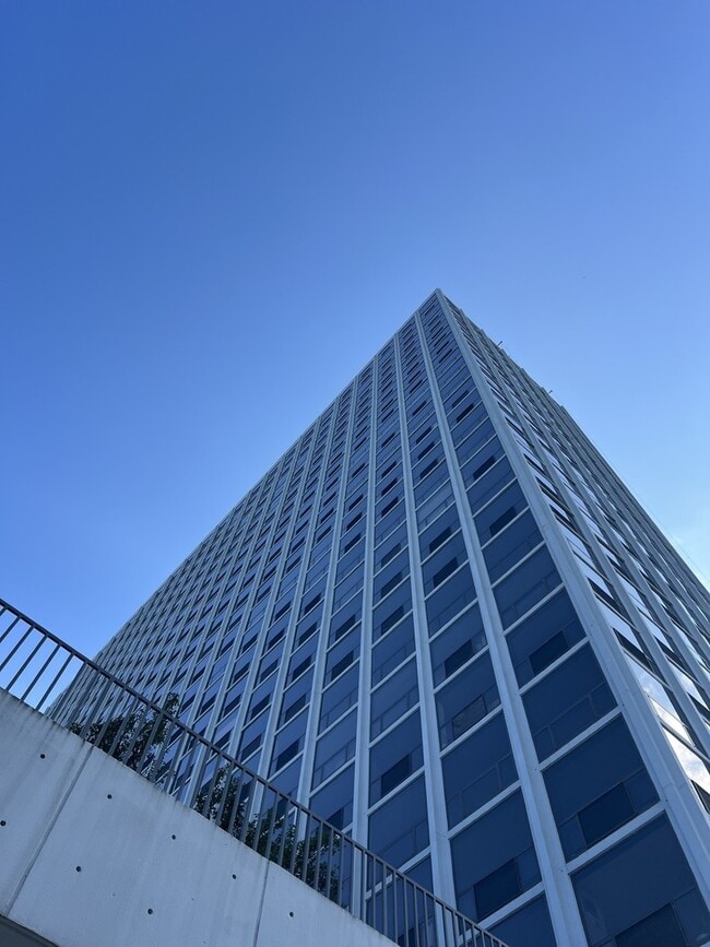Building Photo - 4343 N Clarendon Ave