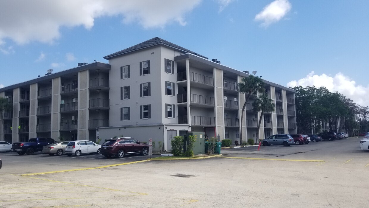 Foto del edificio - 4899 NW 26th Ct
