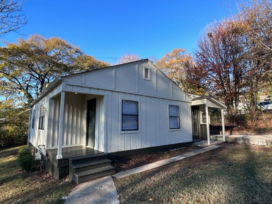 Primary Photo - Sweet City Bungalow