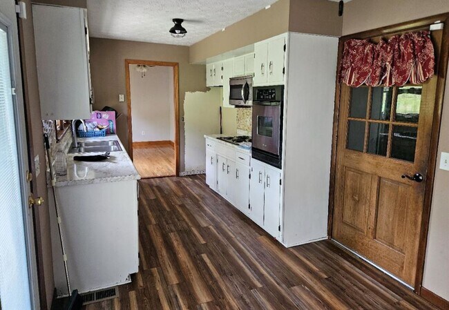 Foto del edificio - Cumberland Gap / Harrogate 37724 - Horse Friendly, 4 bedroom, 2 bath home with stable - Contact B...