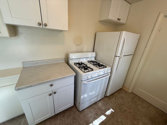 Foto del edificio - Downstairs one bedroom apartment available...